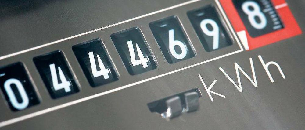Der Zähler tickt. Für jede verbrauchte Kilowattstunde Strom bezahlen Verbraucher auch eine Abgabe, um mehr Solar-, Biogas- und Windkraftwerke zu bauen. Foto: Jens Büttner/dpa