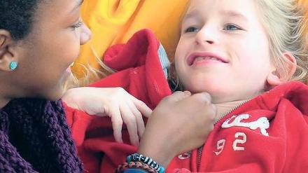 Klasse für alle. An der Friedenauer Fläming-Grundschule ist der gemeinsame Unterricht von behinderten und nicht behinderten Schülern seit vielen Jahren eine Selbstverständlichkeit. Die elfjährige Sophie fühlt sich in ihrer fünften Klasse sichtlich wohl.