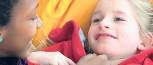 Klasse für alle. An der Friedenauer Fläming-Grundschule ist der gemeinsame Unterricht von behinderten und nicht behinderten Schülern seit vielen Jahren eine Selbstverständlichkeit. Die elfjährige Sophie fühlt sich in ihrer fünften Klasse sichtlich wohl. 
