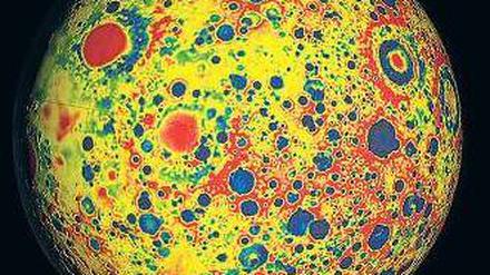 Anziehender Mond. Die Schwerekarte zeigt, wo es besonders große Massen (rot) und wo es Defizite gibt (blau). 