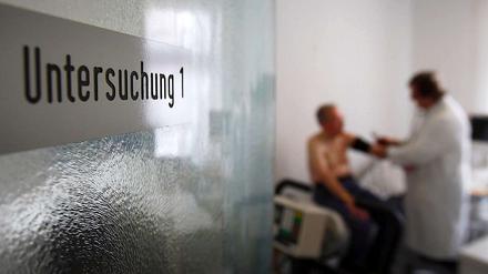 Kassen drohen damit, dass Kosten für Behandlungen ohne die neue Karte eventuell nicht mehr erstattet werden können.