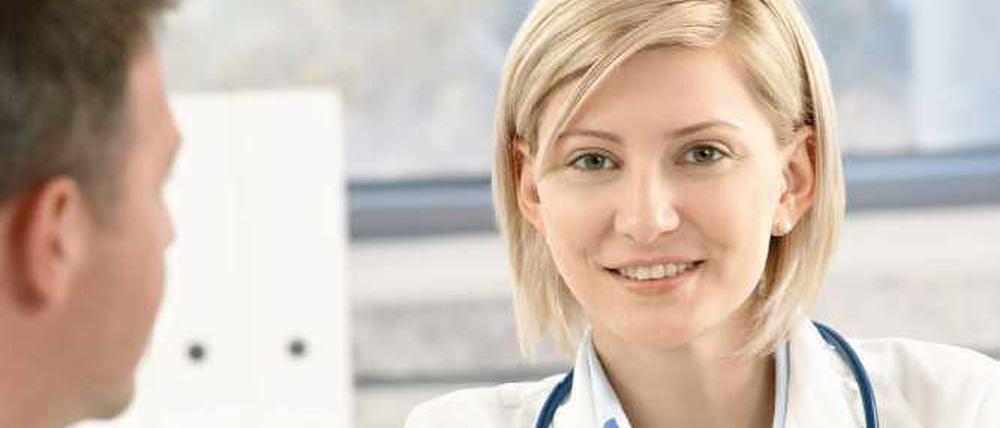 Auf 260 Seiten Orientierungshilfe für Patienten: der neue Klinikführer. 