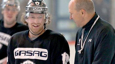 Vorfreude auf Freitag. Giroux mit Eisbären-Trainer Jackson.