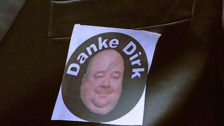"Danke Dirk". Mit einem Aufkleber verleihen die Gäste beim Deutschen Fernsehpreis ihrer Trauer Ausdruck.