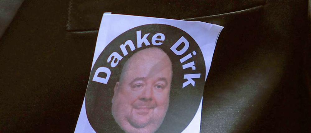 "Danke Dirk". Mit einem Aufkleber verleihen die Gäste beim Deutschen Fernsehpreis ihrer Trauer Ausdruck.