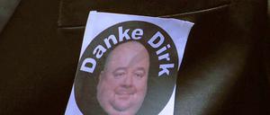 "Danke Dirk". Mit einem Aufkleber verleihen die Gäste beim Deutschen Fernsehpreis ihrer Trauer Ausdruck.