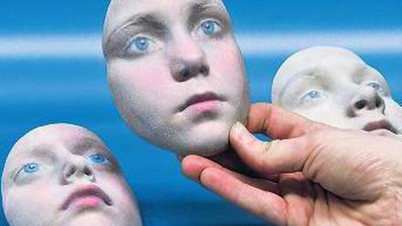 Beängstigend: Die gescannte Oberfläche eines realen Gesichts wird in das Gerät eingegeben, das eine flexible Maske auswirft. 