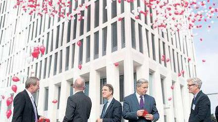 Freuen sich, weil’s aufwärts geht. Der Investor B. Hausen, H.-C. Gützow und P. Boisseau von Total, der Regierende Klaus Wowereit sowie der Architekt Frank Barkow (von l.). 
