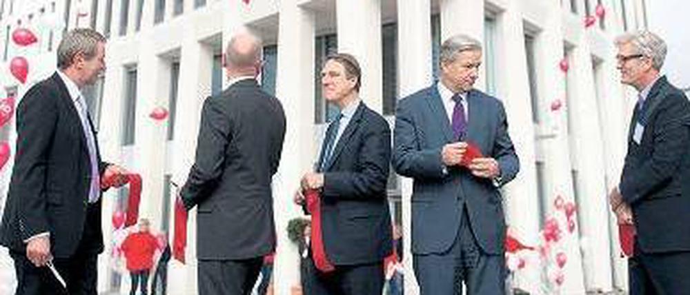 Freuen sich, weil’s aufwärts geht. Der Investor B. Hausen, H.-C. Gützow und P. Boisseau von Total, der Regierende Klaus Wowereit sowie der Architekt Frank Barkow (von l.). 