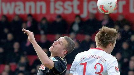 Der Cottbuser Julian Börner (r.) und der Kölner Thomas Bröker im Zweikampf um den Ball.