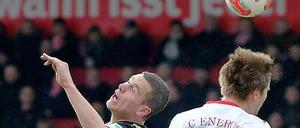 Der Cottbuser Julian Börner (r.) und der Kölner Thomas Bröker im Zweikampf um den Ball.