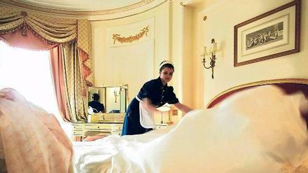 Je besser das Hotel, desto besser das Benehmen der Gäste? Keineswegs. Unanständiges Verhalten gegenüber weiblichem Personal ist keine Frage von Bildung, Erziehung oder Status. Die Gewerkschaft NGG beobachtet Übergriffe vom allem im Gaststätten- und Hotelgewerbe. 