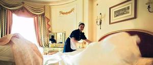 Je besser das Hotel, desto besser das Benehmen der Gäste? Keineswegs. Unanständiges Verhalten gegenüber weiblichem Personal ist keine Frage von Bildung, Erziehung oder Status. Die Gewerkschaft NGG beobachtet Übergriffe vom allem im Gaststätten- und Hotelgewerbe. 