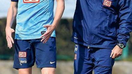 Trainer und Taktgeber: Jos Luhukay erläutert Peer Kluge sein Vorhaben.