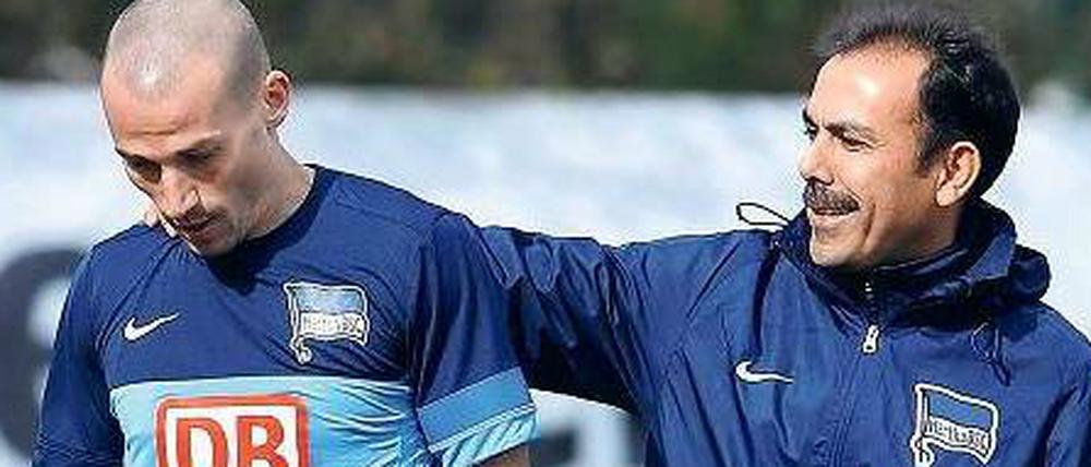 Trainer und Taktgeber: Jos Luhukay erläutert Peer Kluge sein Vorhaben.