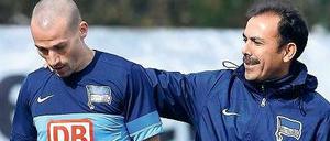 Trainer und Taktgeber: Jos Luhukay erläutert Peer Kluge sein Vorhaben.