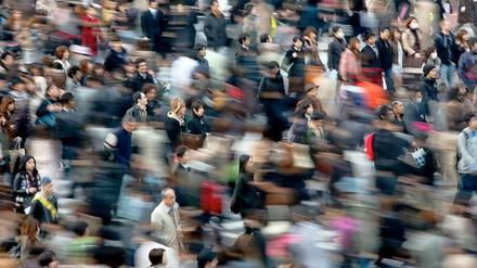 Türen werden vor der Nase zugeschlagen, an der Kasse wird gedrängelt, in der U-Bahn ins Handy gebrüllt. Rücksichtslosigkeit und Aggression an allen Orten und in allen Bereichen.
