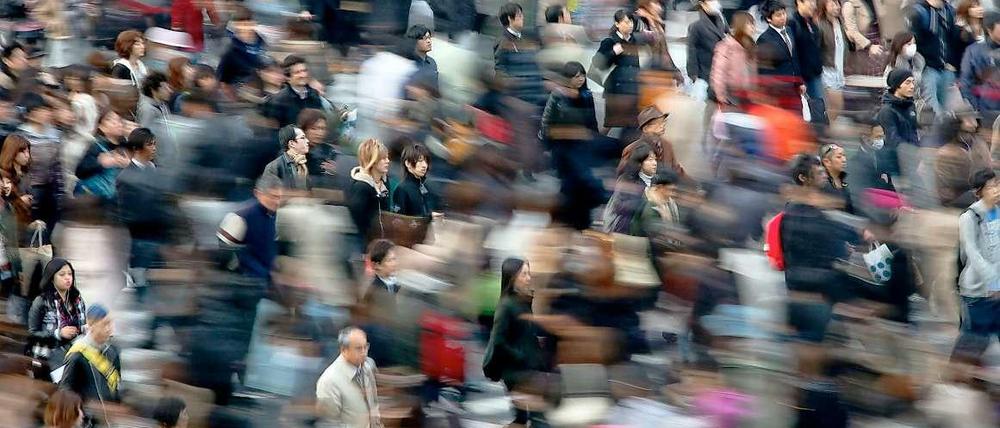 Türen werden vor der Nase zugeschlagen, an der Kasse wird gedrängelt, in der U-Bahn ins Handy gebrüllt. Rücksichtslosigkeit und Aggression an allen Orten und in allen Bereichen.