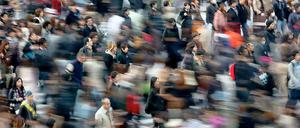 Türen werden vor der Nase zugeschlagen, an der Kasse wird gedrängelt, in der U-Bahn ins Handy gebrüllt. Rücksichtslosigkeit und Aggression an allen Orten und in allen Bereichen.