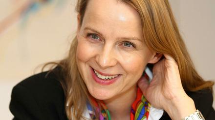 Die Berlinerin Julia Claren (47) hat Musik- und Theaterwissenschaft studiert. Sie gehörte 1997 zum Gründungsteam des Kulturkaufhauses, leitete mehrere Abteilungen und ist seit vier Jahren die Geschäftsführerin.
