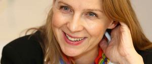 Die Berlinerin Julia Claren (47) hat Musik- und Theaterwissenschaft studiert. Sie gehörte 1997 zum Gründungsteam des Kulturkaufhauses, leitete mehrere Abteilungen und ist seit vier Jahren die Geschäftsführerin.