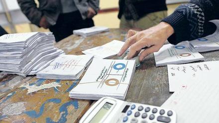 Ausgezählt ist. Rund 25 Millionen Ägypter waren am Samstag zur Abstimmung über die neue Verfassung aufgerufen. Doch nur jeder dritte von ihnen beteiligte sich. Die Pläne von Präsident Mursi und seinen Muslimbrüdern sind hoch umstritten. 