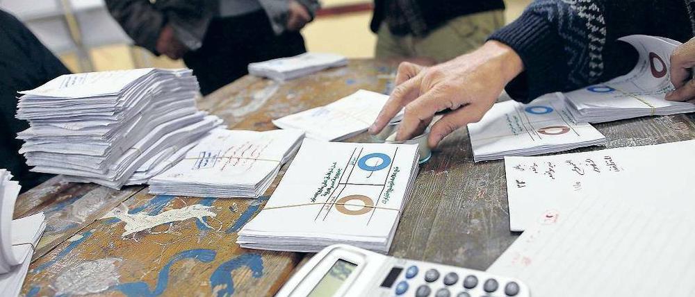 Ausgezählt ist. Rund 25 Millionen Ägypter waren am Samstag zur Abstimmung über die neue Verfassung aufgerufen. Doch nur jeder dritte von ihnen beteiligte sich. Die Pläne von Präsident Mursi und seinen Muslimbrüdern sind hoch umstritten. 