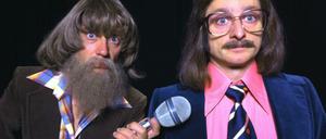 Die "extra 3"-Autoren Dennis Kaupp (links) und Jesko Friedrich erzählen die wirklich wahre Geschichte des TV-Ereignisses von 1954 und die von all den anderen Highlights aus 60 Jahren Fernsehen.