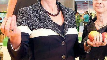 Äpfel und Möhren vergleichen. Bundesverbraucherministerin Ilse Aigner (CSU) hofft, dass ein neuer Verpackungsaufdruck bei der Suche nach regionalen Lebensmitteln hilft.