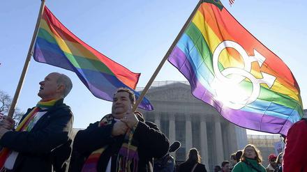 Vor dem Supreme Court demonstrierten einige für das Recht von Homosexuellen.