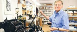 Mensch und Maschine. Jürgen Müller am Heidelberger Tiegel, dem Schmuckstück seiner Druckerei in der Tempelhofer Fliegersiedlung. Der 71-Jährige hat über die Jahre 400 Setzkästen mit tausenden Metalllettern gesammelt. Einst bestaunten die SPD-Politiker Björn Engholm und Gerd Wartenberg seine Druckmaschinen. 