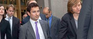 Tourre in grauem Anzug und lilafarbener Krawatte vor dem Gericht in Manhattan.