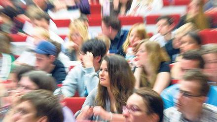 Schneller ins Studium. Mehr Abiturienten als früher gehen direkt nach dem Schulabschluss an eine Hochschule. 