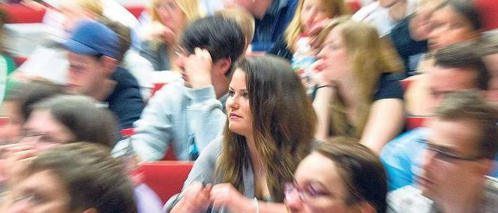 Schneller ins Studium. Mehr Abiturienten als früher gehen direkt nach dem Schulabschluss an eine Hochschule. 