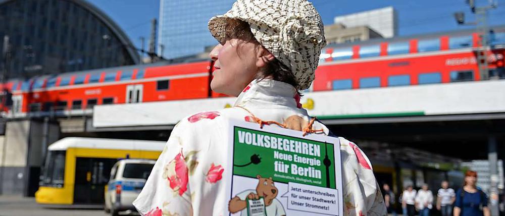 Der September-Termin hätte den Volksentscheid aufgewertet - jetzt findet die Abstimmung erst im September statt. Ein Schlag ins Gesicht für alle, die unterschrieben haben, meinen Kritiker. 