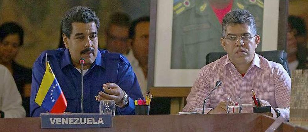 Der neue venezolanische Präsident Nicolas Maduro bei einem Wirtschaftsgipfel in Lateinamerika im Mai 2013. Neben ihm Außenminister Elias Jaua.