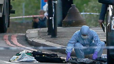 Spezialisten untersuchen den Tatort nahe einer Kaserne im Londoner Stadteil Woowlich.