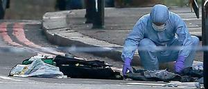 Spezialisten untersuchen den Tatort nahe einer Kaserne im Londoner Stadteil Woowlich.