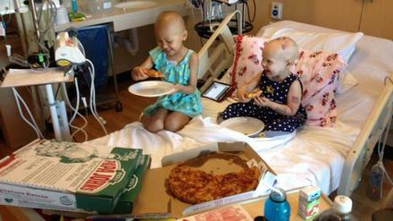 Die zweijährige Hazel Hammersley (rechts im Bild) konnte sich mit den anderen Patienten auf der Kinderstation über Pizza freuen.