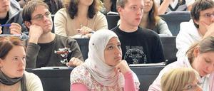Muslimische Studentin im Hörsaal