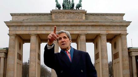 Guck mal, dort! John Kerry kennt sich aus in Berlin.