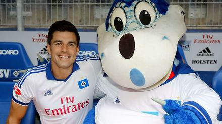 Sind beide nicht der Boss: Maskottchen Dino Herrmann (rechts im Bild) und der aussortierte Innenverteidiger Paul Scharner.