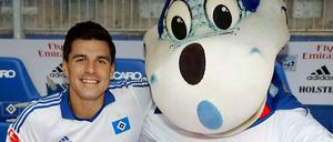 Sind beide nicht der Boss: Maskottchen Dino Herrmann (rechts im Bild) und der aussortierte Innenverteidiger Paul Scharner.