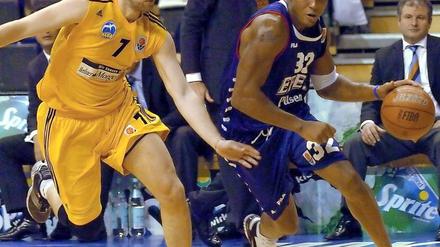Seitenwechsel: Marko Pesic (l.) im Trikot von Alba Berlin.