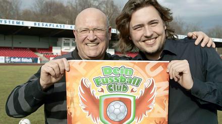 Fortuna Köln-Präsident Klaus Ulonska (l.) und Dirk Daniel Stoeveken, Gründer und Geschäftsführer der deinfussballclub.de DFC GmbH, bei der Präsentation ihrer Idee, die Fans ihren Verein gegen Bezahlung selbst führen zu dürfen. Mittlerweile ist aus Fortuna Köln wieder ein ganz normaler und ambitionierter Fußballklub geworden.
