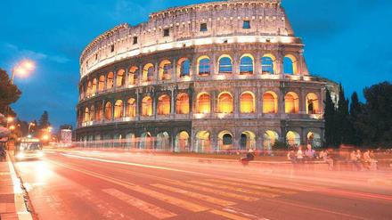 Hauptstraße einer Weltmacht. Hier flutet noch der Abendverkehr auf der Via dei Fori Imperiali am Kolosseum vorbei.