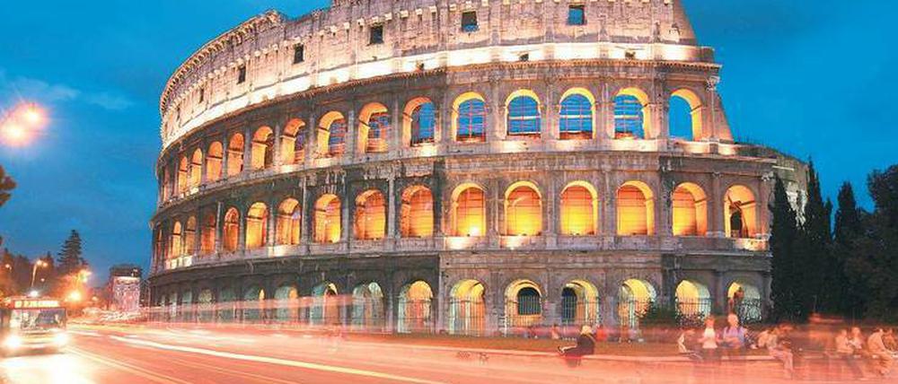 Hauptstraße einer Weltmacht. Hier flutet noch der Abendverkehr auf der Via dei Fori Imperiali am Kolosseum vorbei.