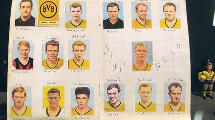 Sammelleidenschaft. Preziosen wie dieses Heftchen mit den Konterfeis der Borussen-Helden aus den 1960er Jahren wurden dem BVB-Museum oft von Fans vermacht.