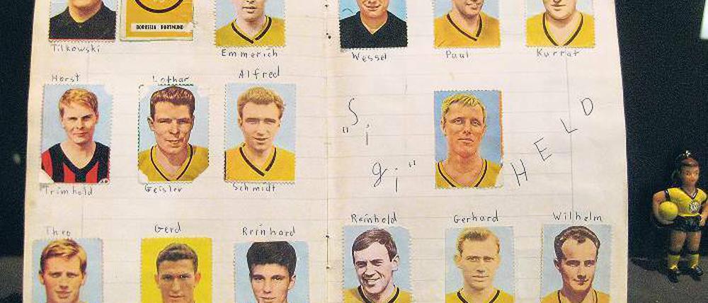 Sammelleidenschaft. Preziosen wie dieses Heftchen mit den Konterfeis der Borussen-Helden aus den 1960er Jahren wurden dem BVB-Museum oft von Fans vermacht.