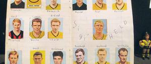 Sammelleidenschaft. Preziosen wie dieses Heftchen mit den Konterfeis der Borussen-Helden aus den 1960er Jahren wurden dem BVB-Museum oft von Fans vermacht.